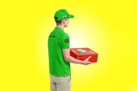 موکاپ جعبه پیتزا و لباس فرم لایه باز